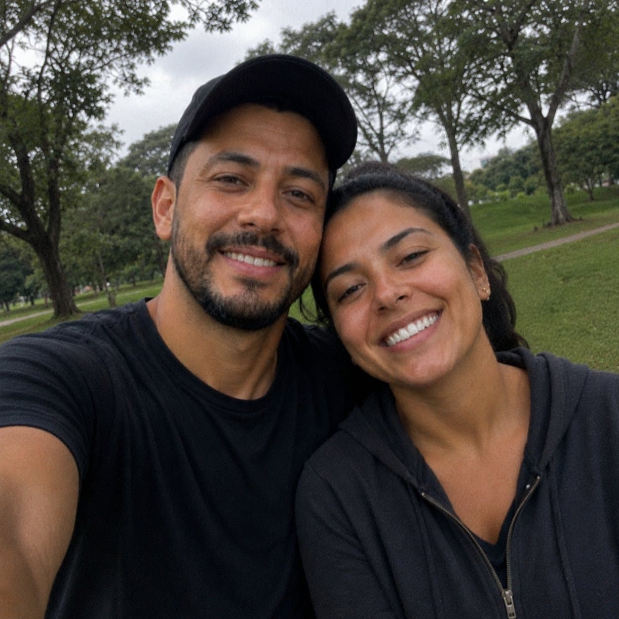 Selfie de Matheus e Luana no parque, ele de boné
